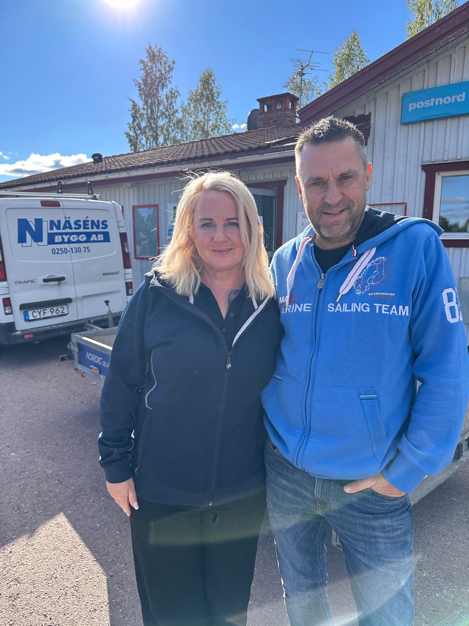 Katarina Lavin Bogg och Mikael Bogg framför Våmhus Matbod.
