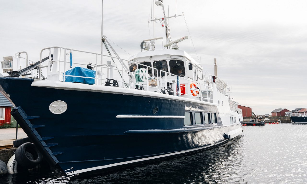 Båten Vitaskär ligger vid kaj i Nogersund