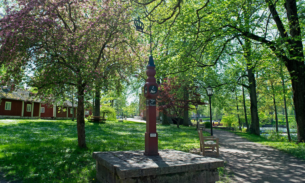 Historiskt monument i en park