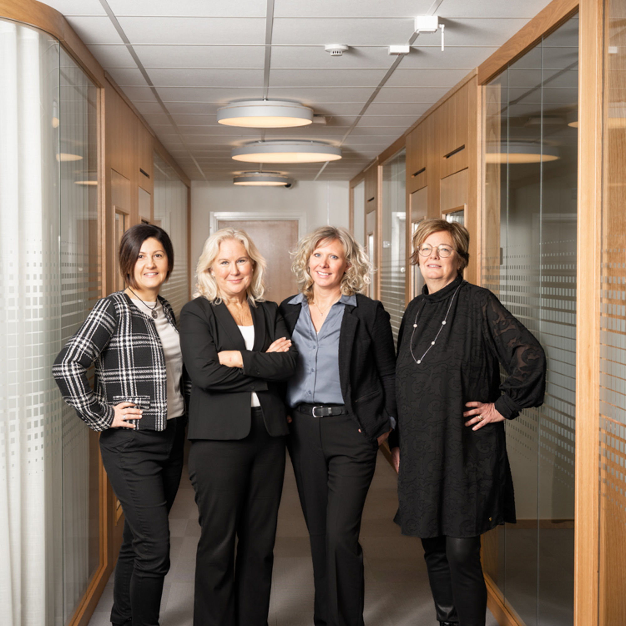 Glada medarbetare i kontorsmiljö
