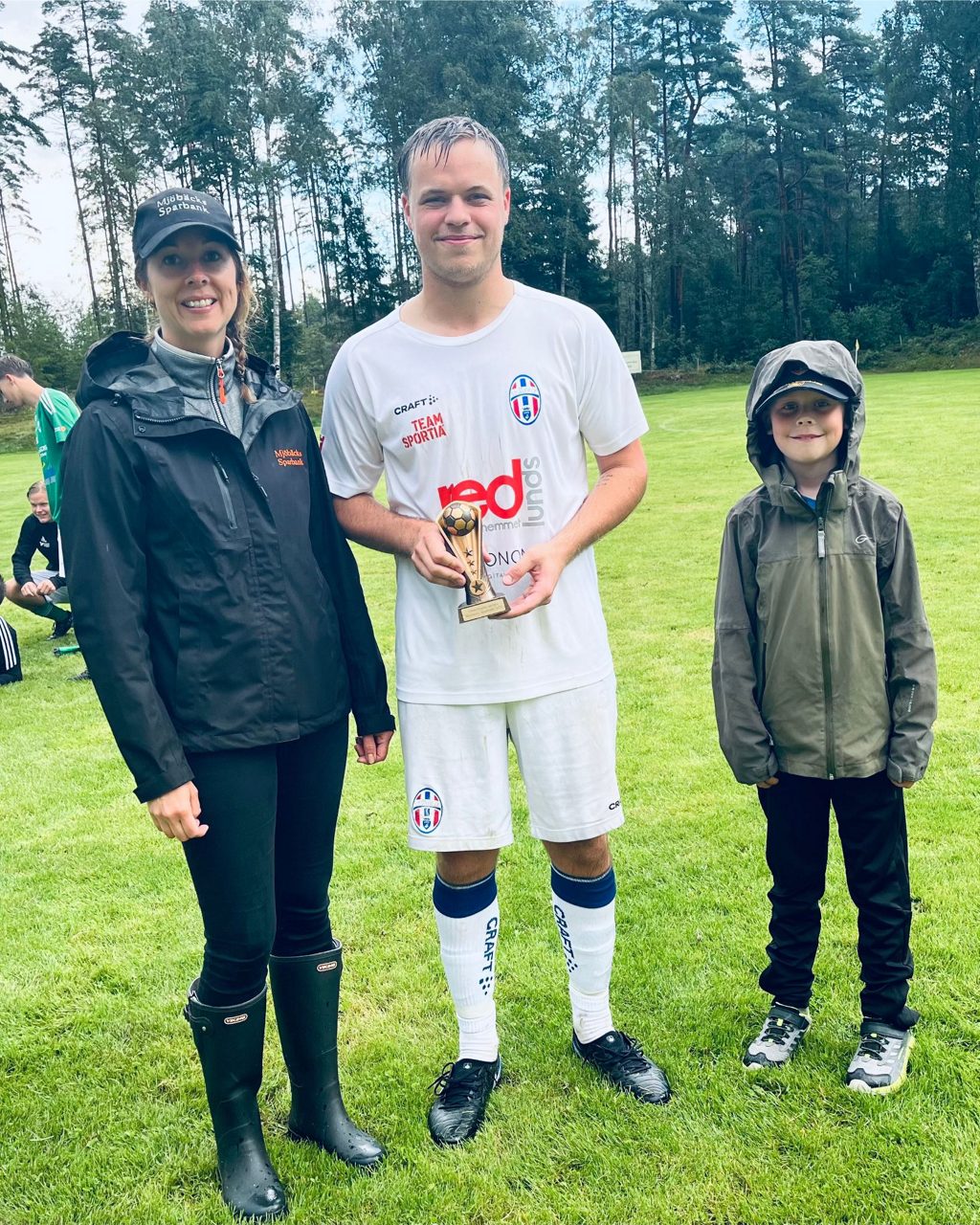 Hugo Åstand står bredvid Carolina Skogsberg och håller fram en pokal