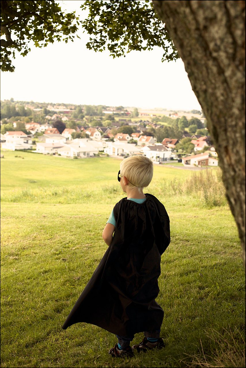 Pojke utklädd till superhjälte