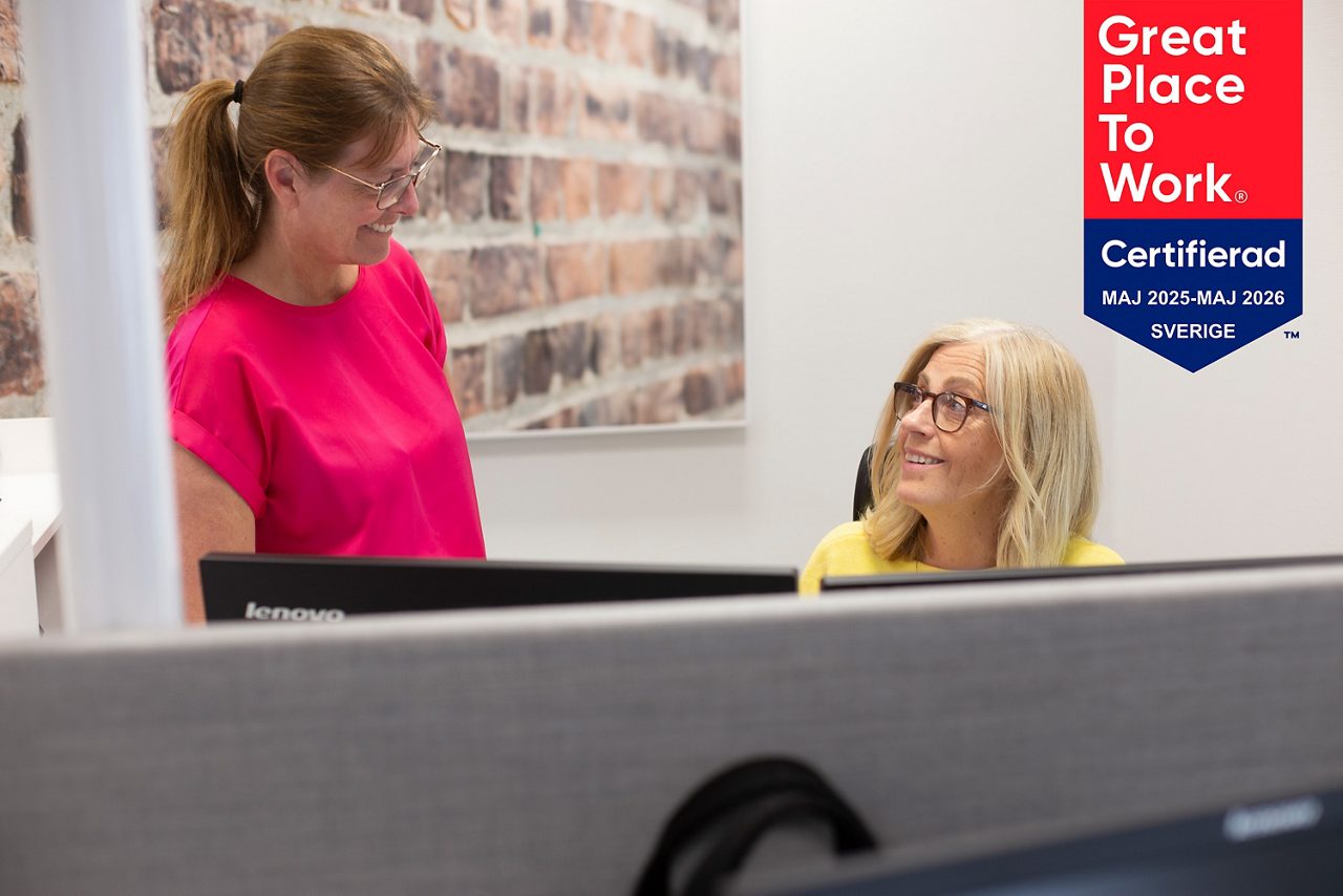 Ulrika och Marina vid datorn