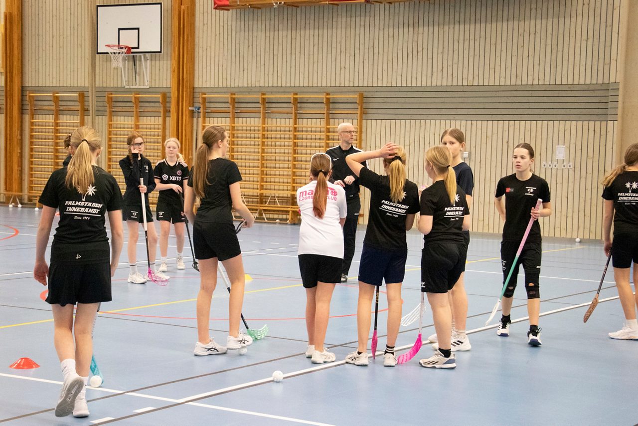 Tjejer spelar innebandy