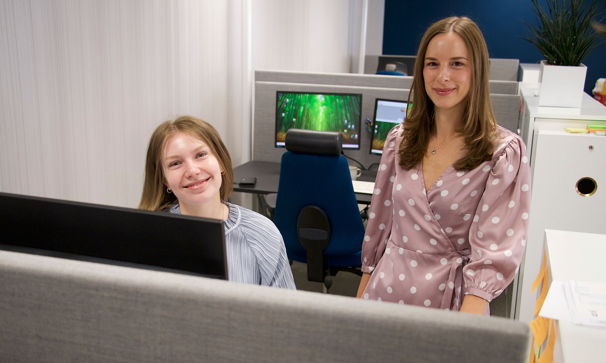 Sara och Monika vid dator