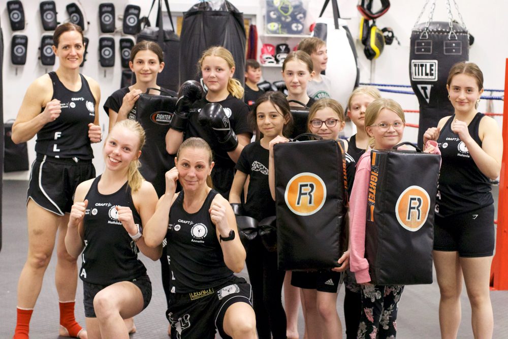 Kickboxing-tjejer poserar