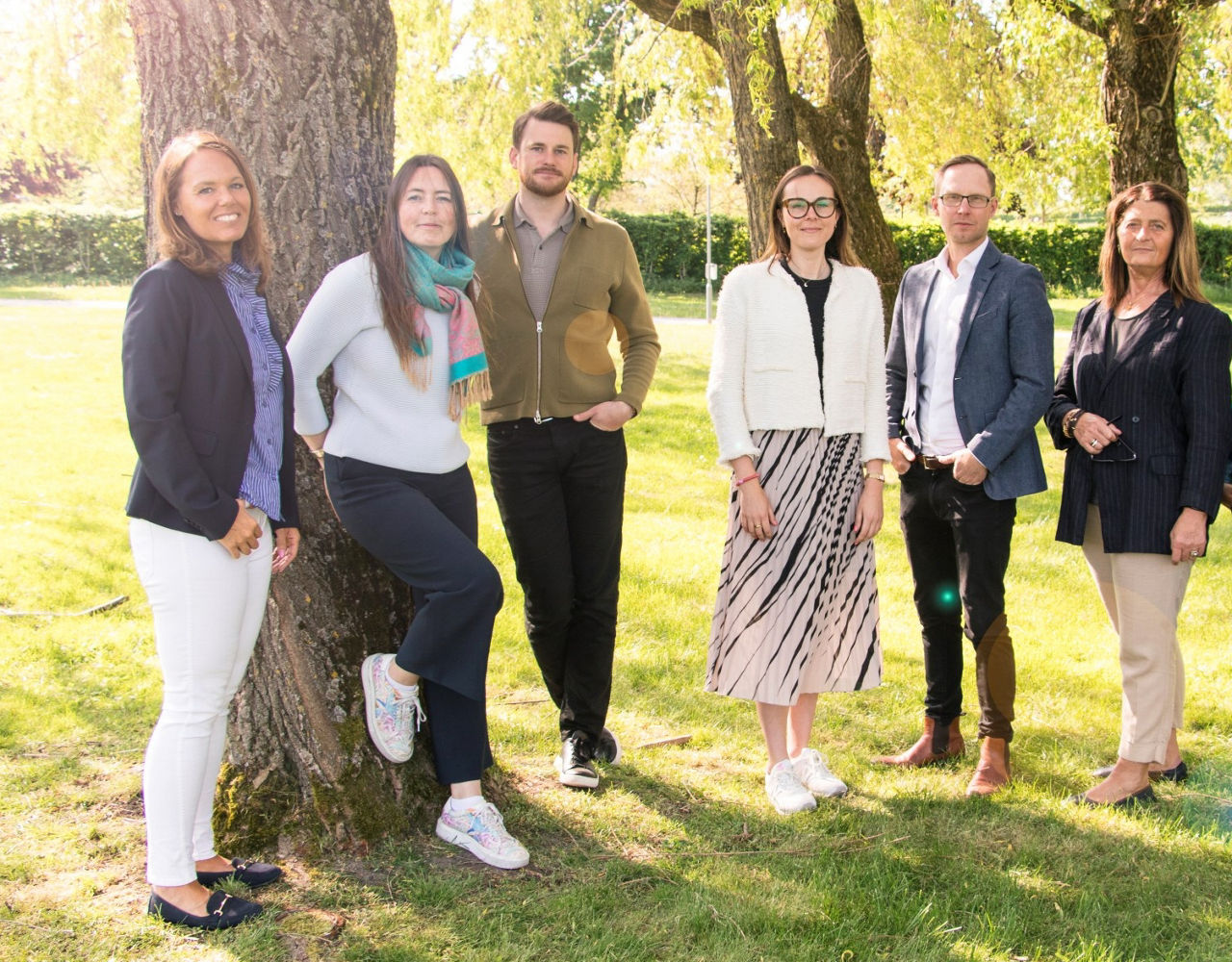 Personal i en solig park