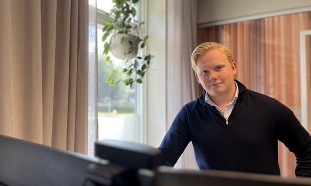 man i kontorsmiljö tittar in i kameran