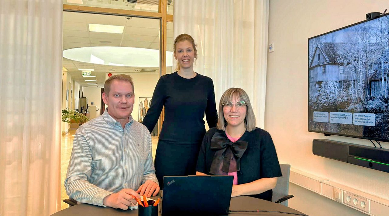 en bild på kollegor sittande runt ett bord