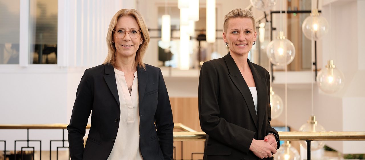 Två kvinnor på ett kontor