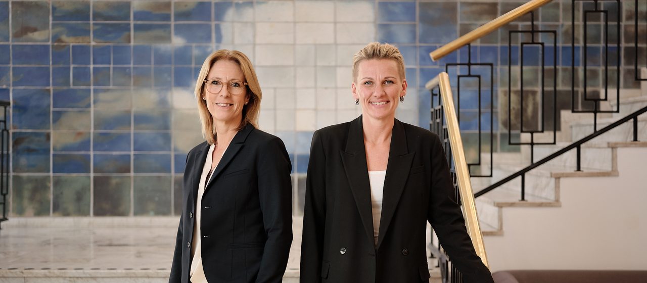 Två kvinnor på ett kontor