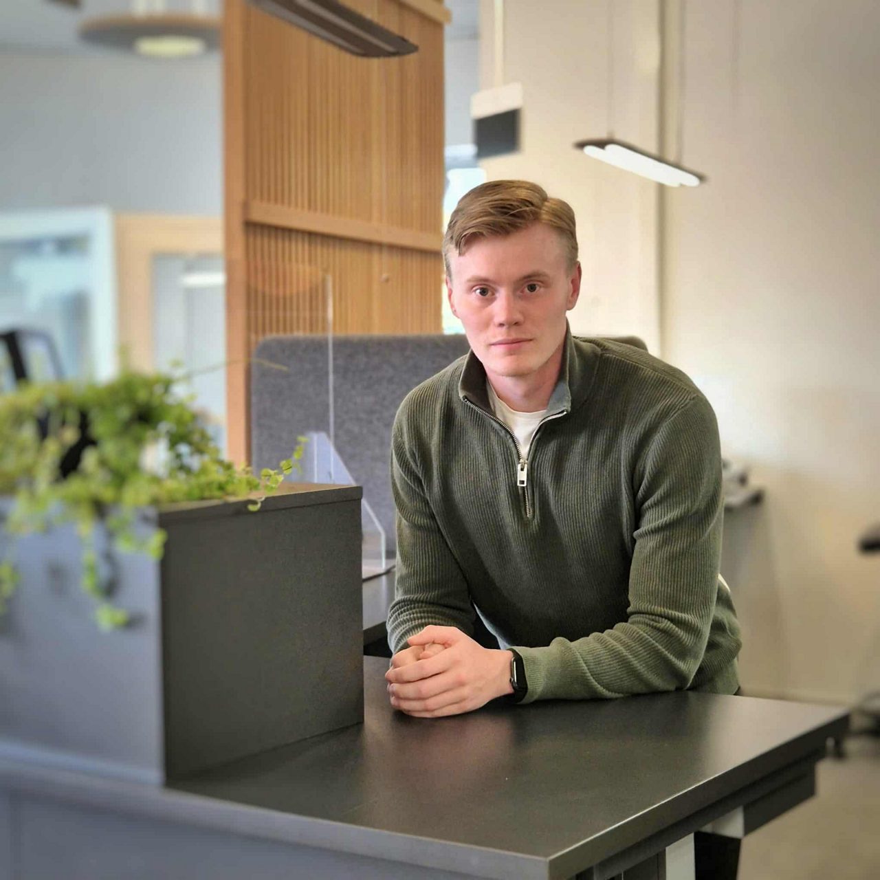 bild på Oliver Svensson. han står vid kassadisken på banken.