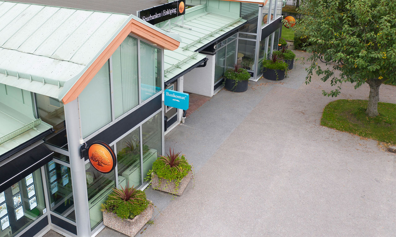 entré vid kontoret i Bålsta, grönska i träd och krukor