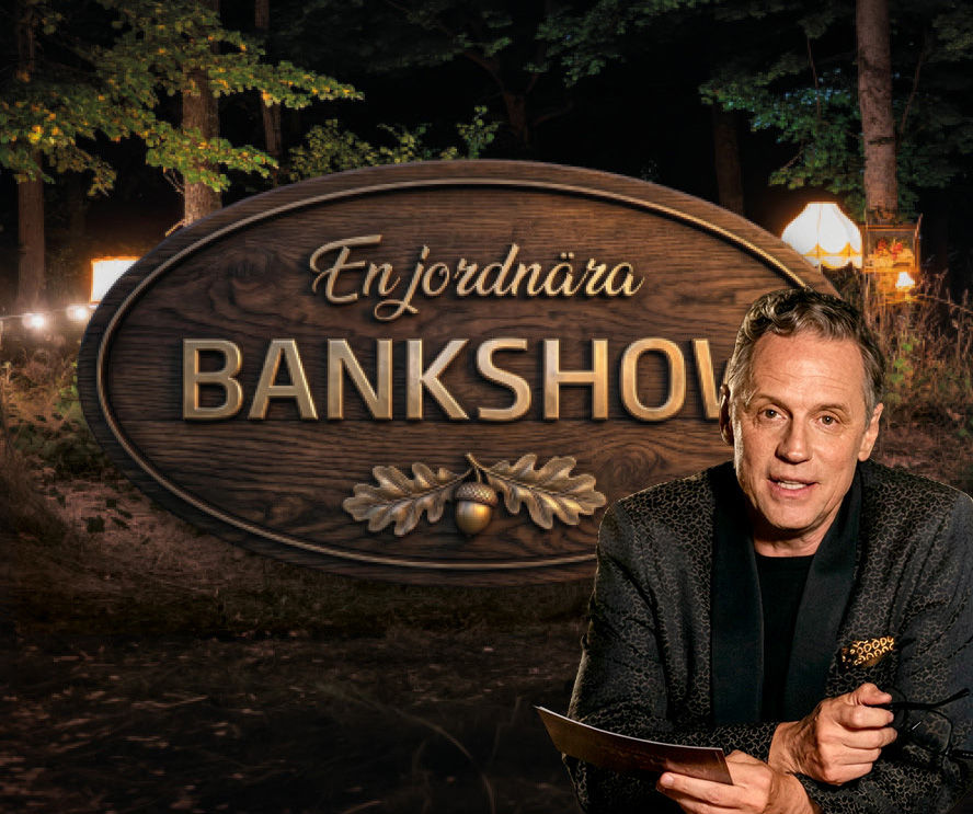 Stefan Odelberg poserar framför ett stort emblem i träd med texten: En jordnära bankshow