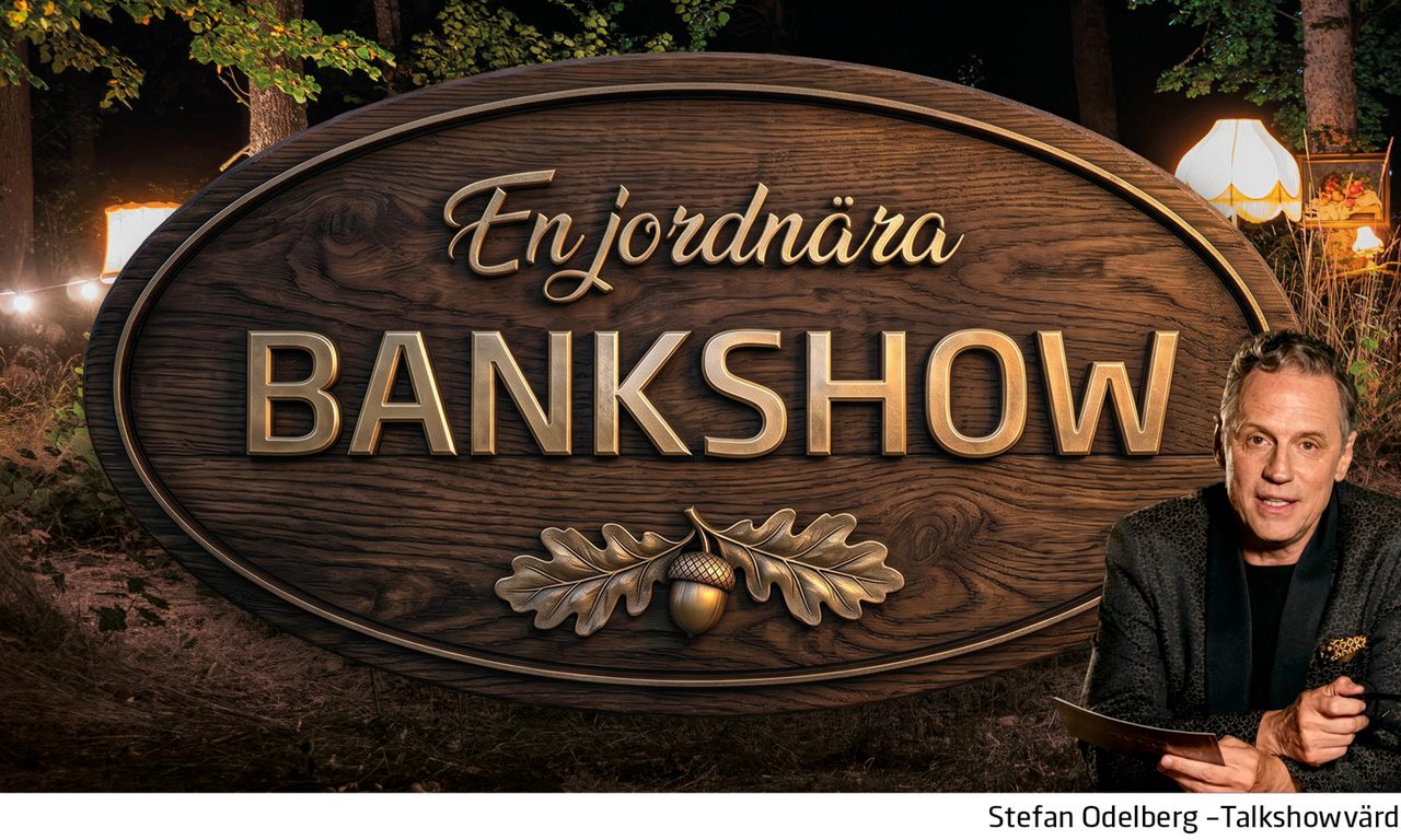 Stefan Odelberg poserar framför ett stort emblem i träd med texten: En jordnära bankshow