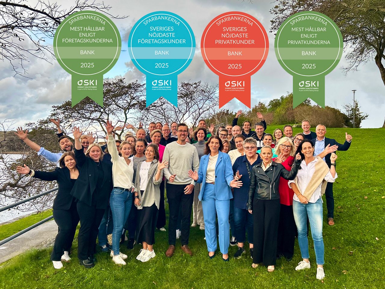 Gruppbild på Sparbanken Tanums personal som firar SKI-resultatet.