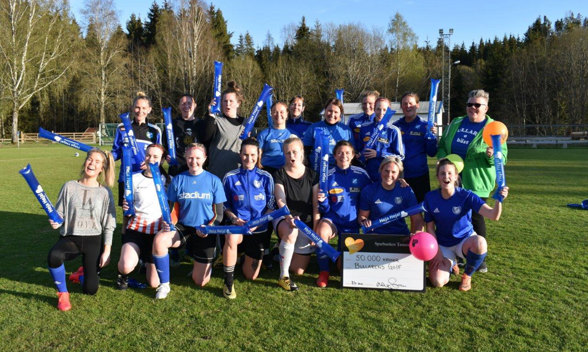 Lagfoto Bullarens damlag tillsammans med sponsringscheck från banken