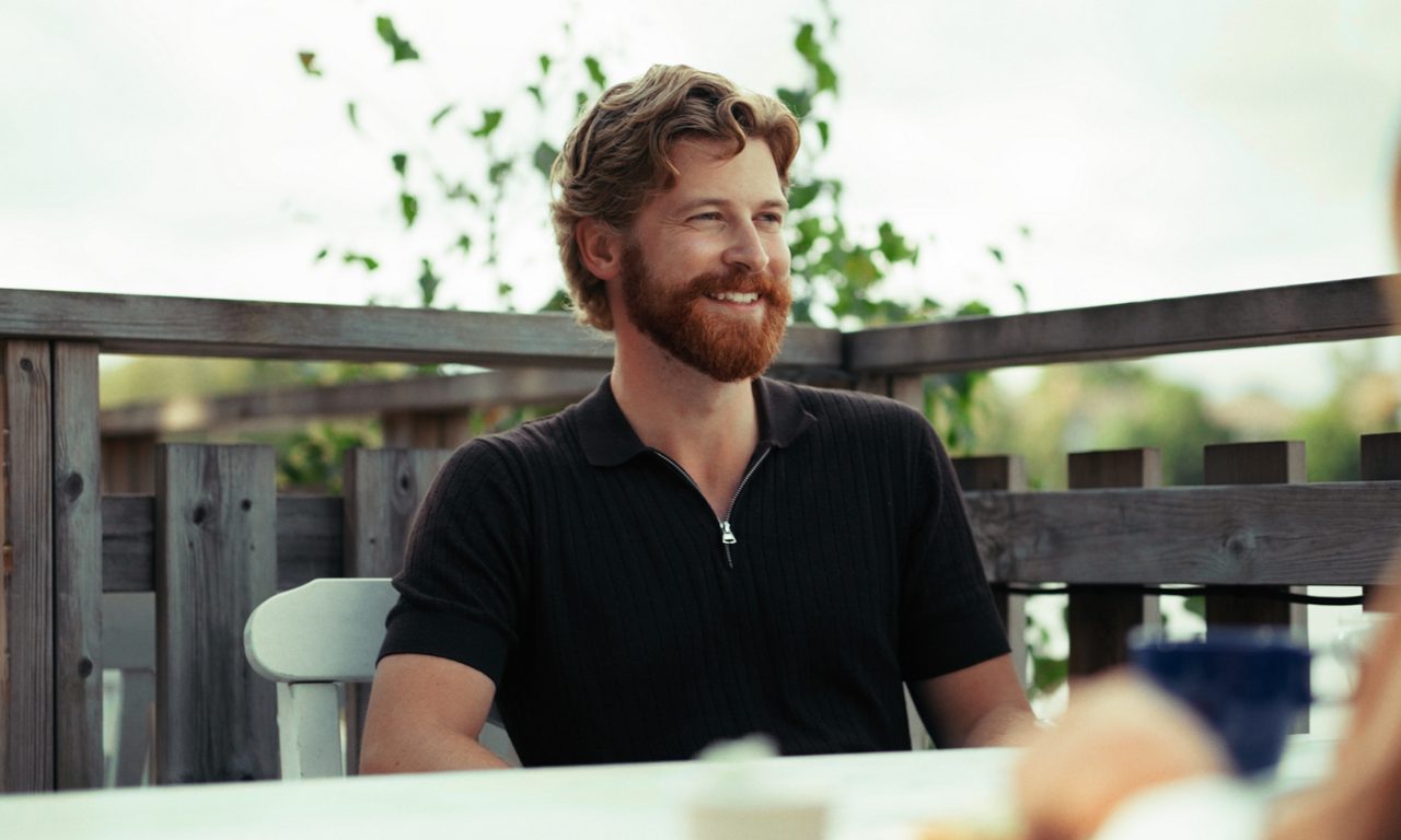 bild på en kille som sitter vid ett bord