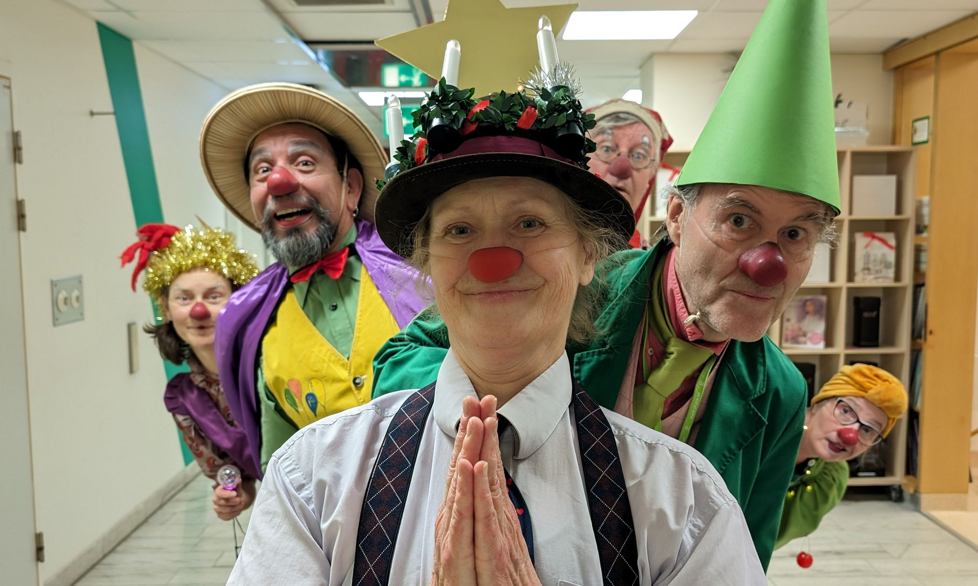 Clowner i kostymer firar lucia.
