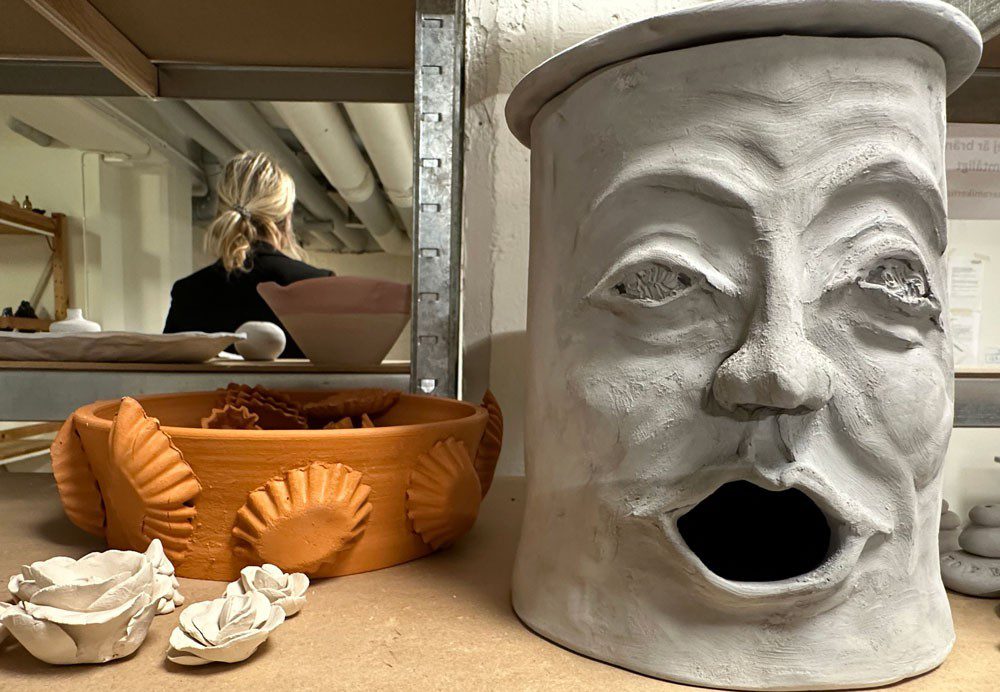 Lerskulptur av ett ansikte