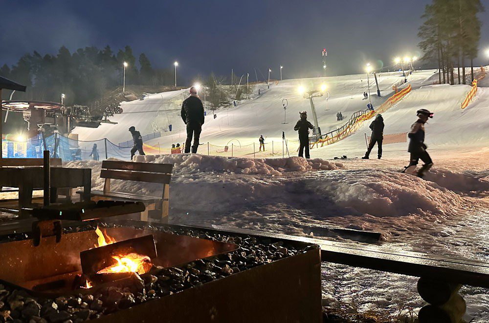 Eldstad framför skidbacke