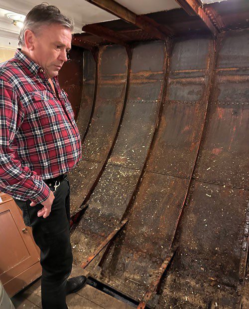 Man står under deck på en båt