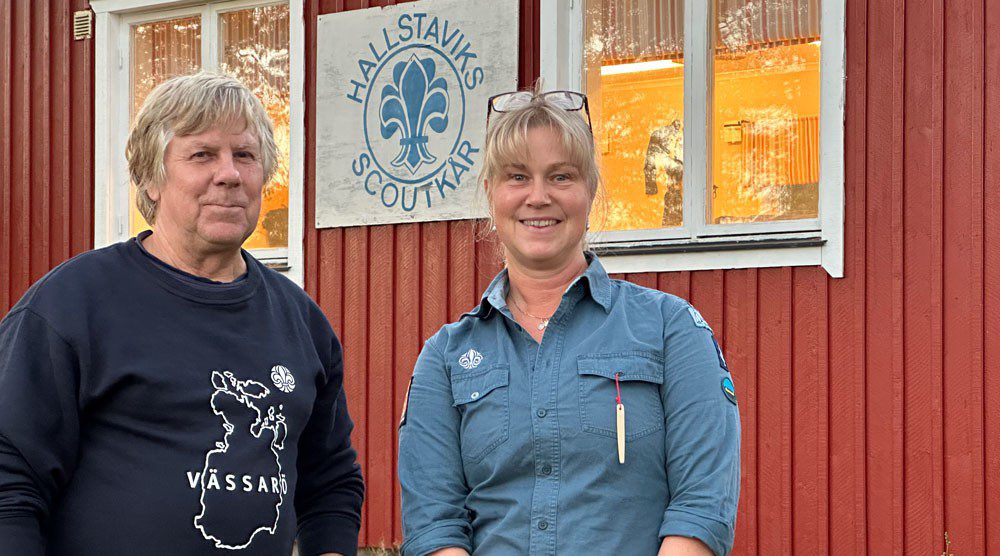 En man och kvinna står framför Hallstaviks scoutstuga