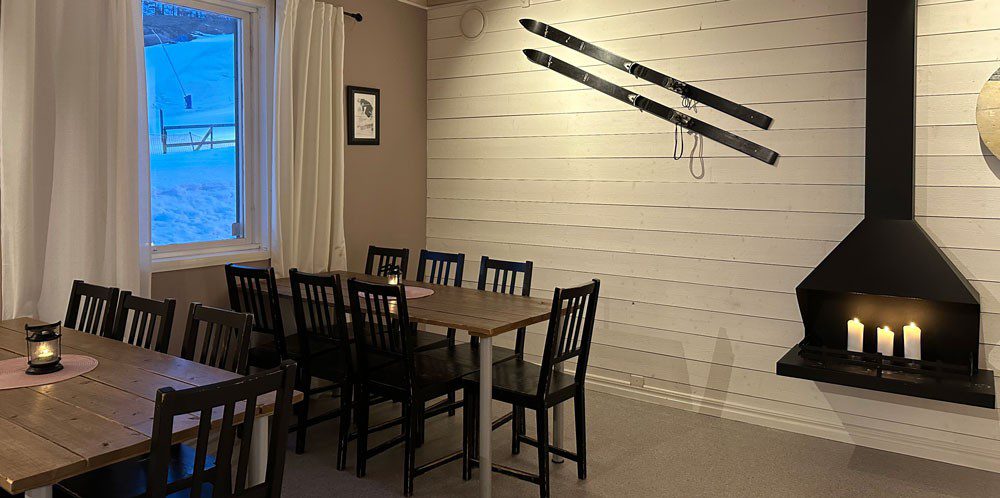 Matsal med skidor på väggen