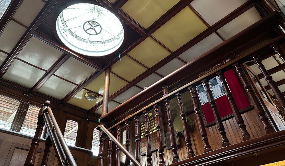 Taket inne i båten med takfönster