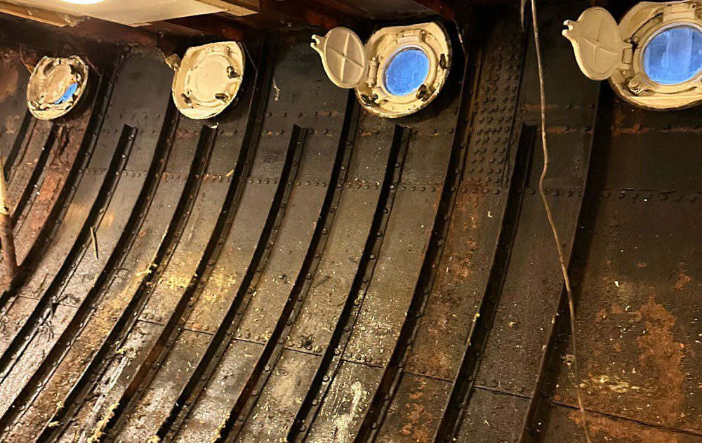 Insidan av skrovet på en båt med små runda fönster