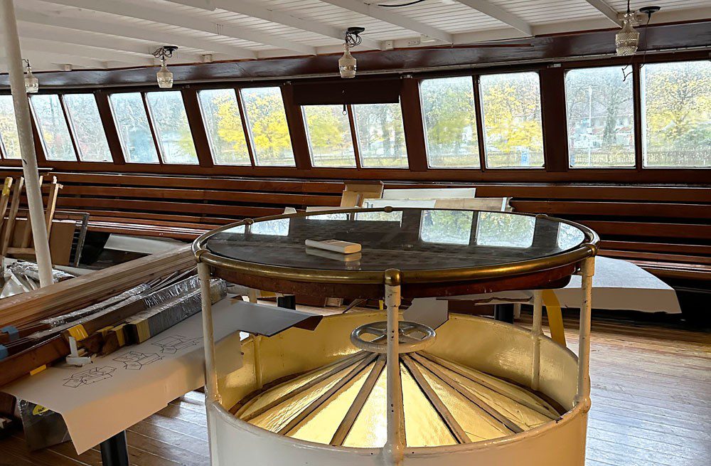 Båtens interiör med träbänkar och fönster