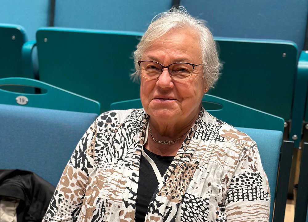 Äldre dam i publiken