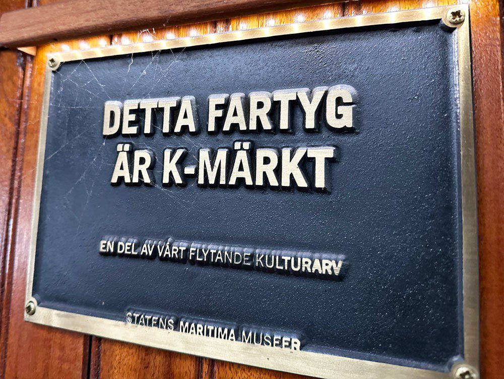 Skylt med texten "Detta fartyg är K-märkt. En del av vårt flytande kulturarv. Statens maritima museer"