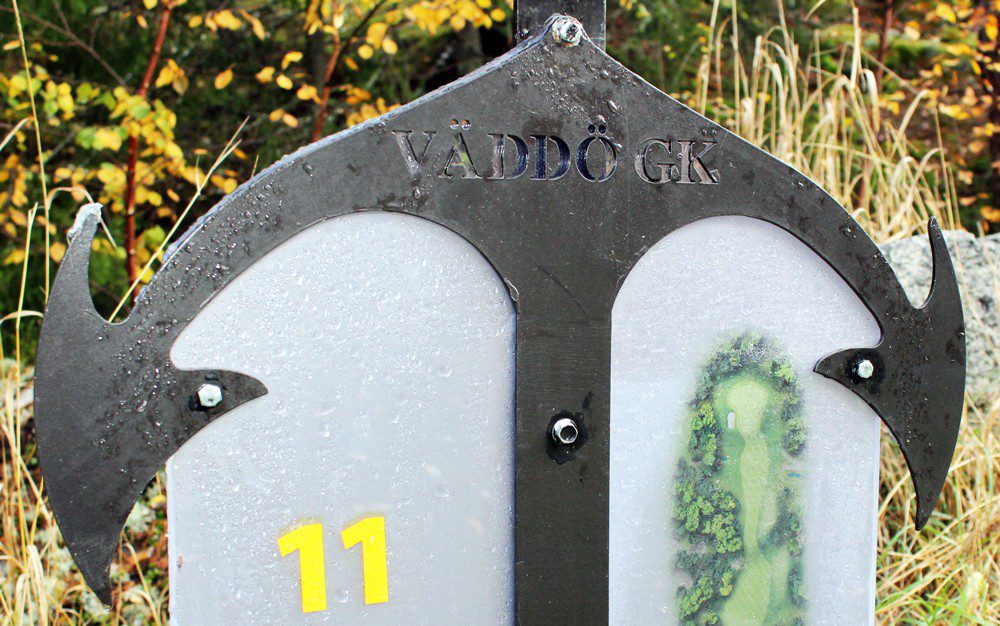 Markering för hål 11 på en golfbana