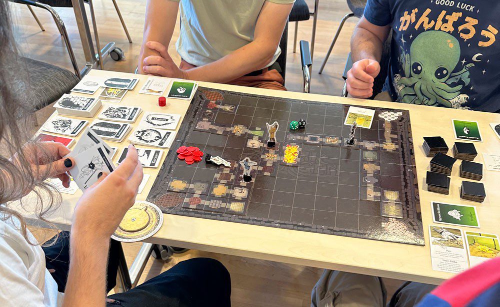 Fyra personer spelar ett brädspel