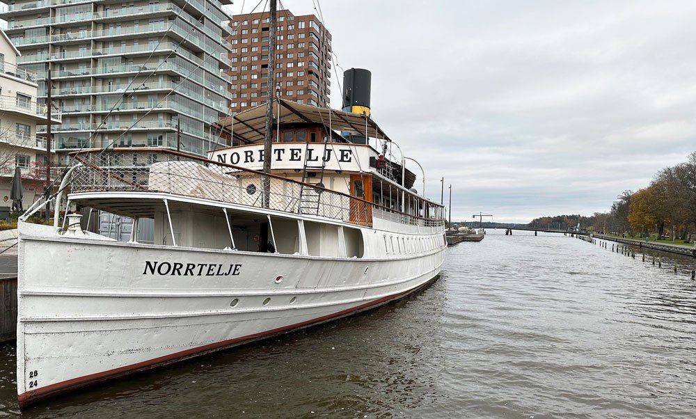 Båt med namnet Norrtelje i en kanal