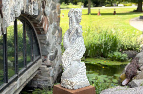 Abstrakt stenskulptur av en kvinna