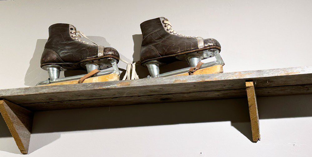 Skridskor på en hylla