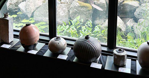 Vaser i olika former vid ett fönster