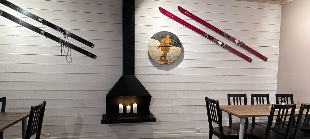Matsal med skidor på väggen