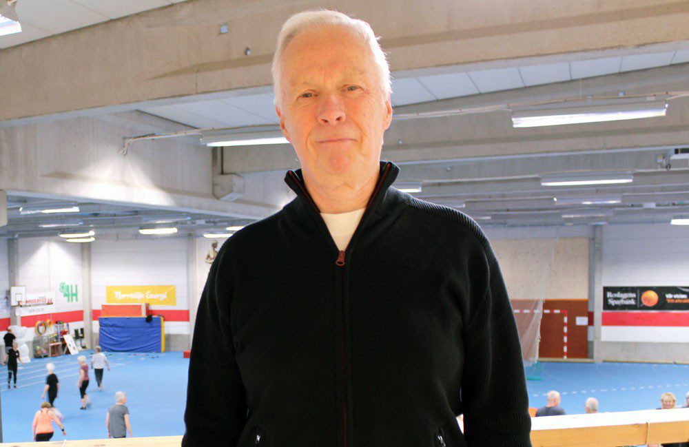 Äldre man framför en gymnastiksal