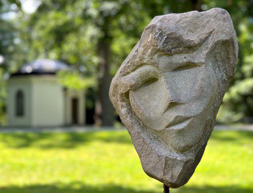 Stenskulptur föreställande ett ansikte