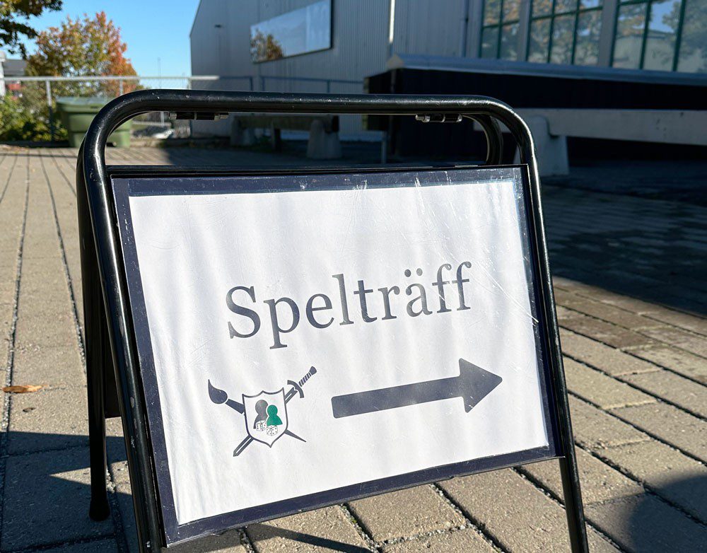 En skylt på gatan med texten "Spelträff"