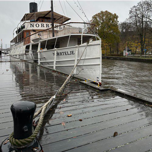 Båt med namnet Norrtelje i en kanal