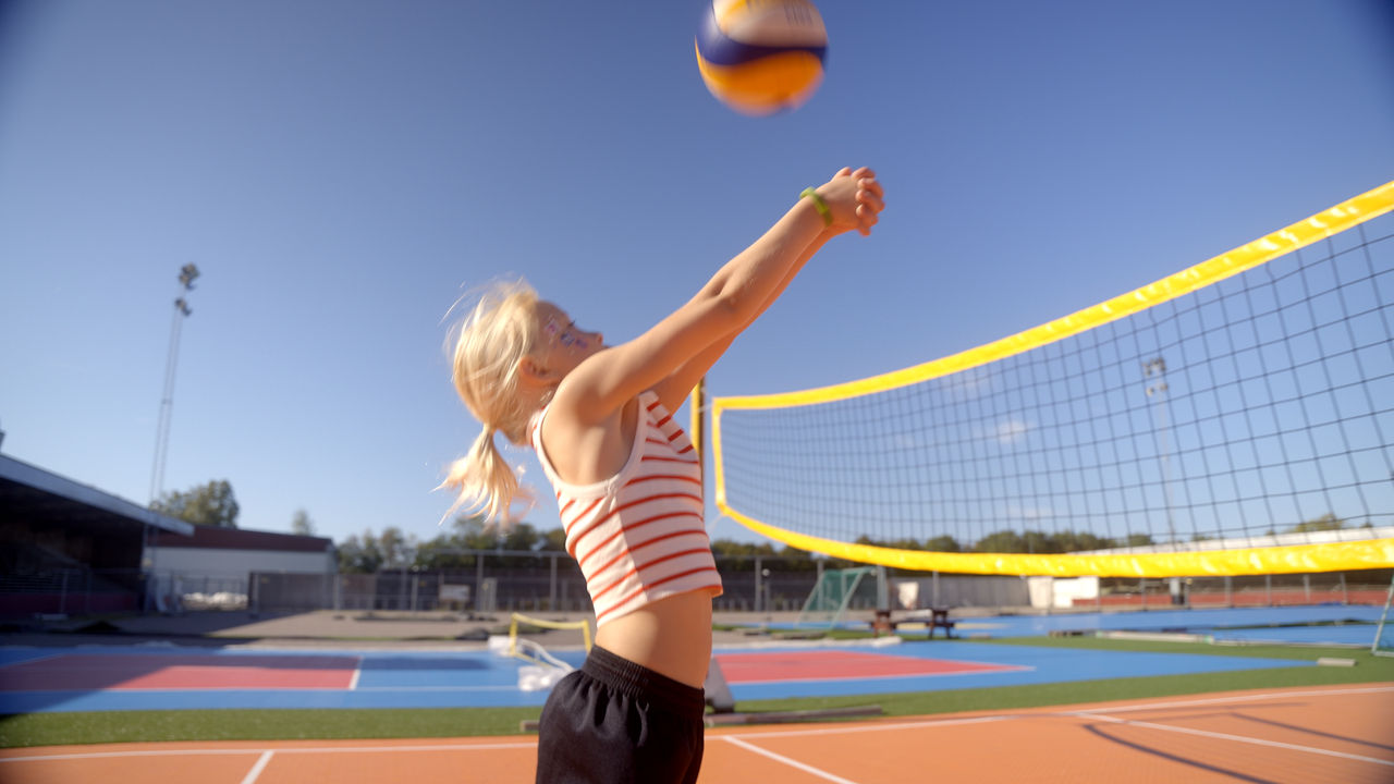 En tjej som spelar volleyboll