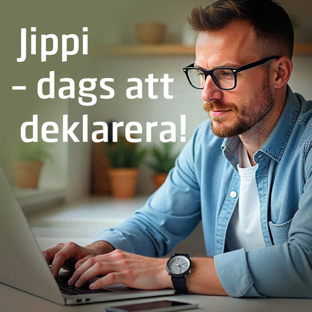 Man framför dator och tecten: Jippi, dags att deklarera