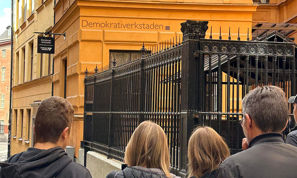 Ungdomar på väg in till Demokrativerkstaden
