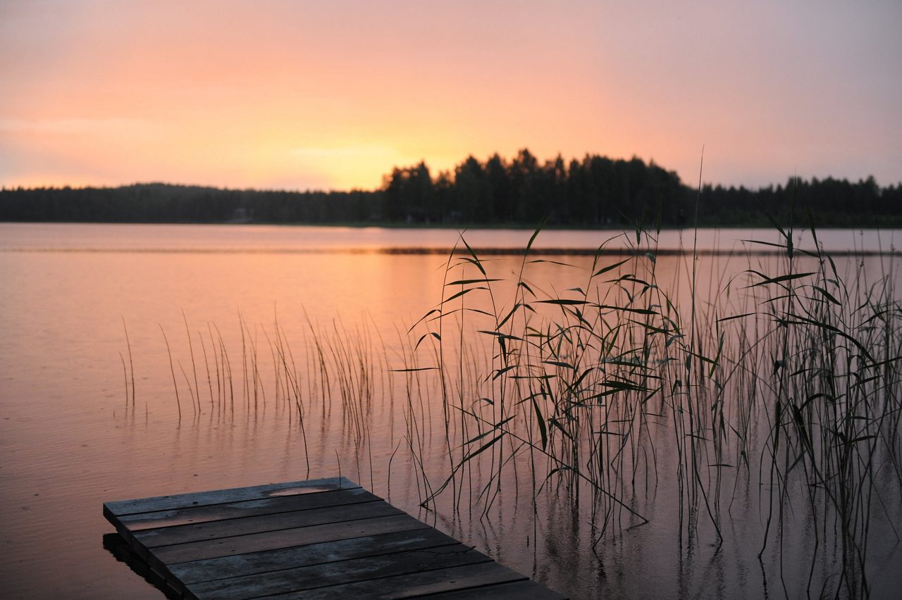 Brygga i solnedgång