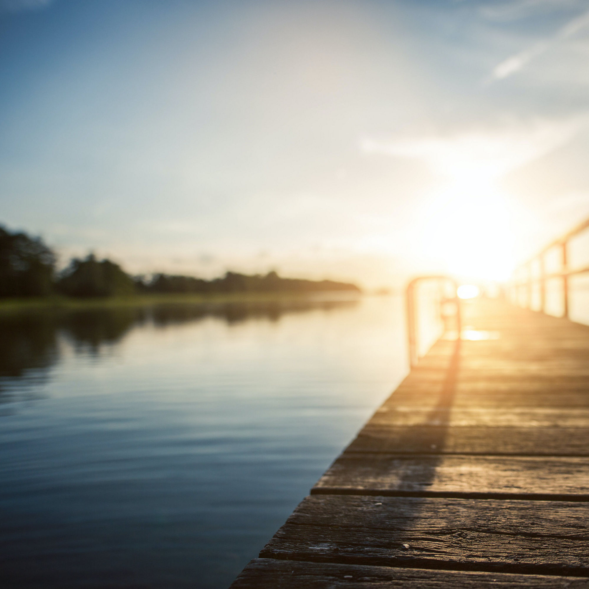 Brygga i solnedgång
