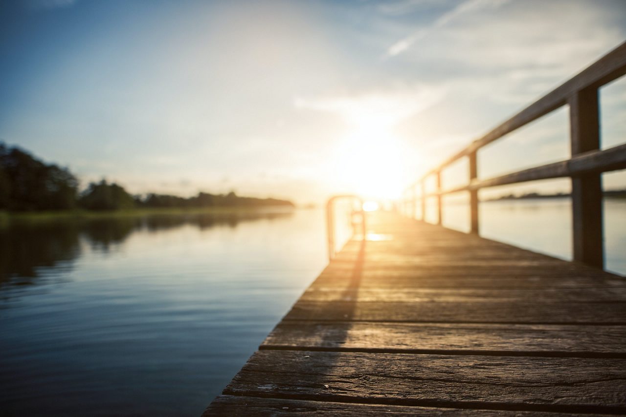 Brygga i solnedgång